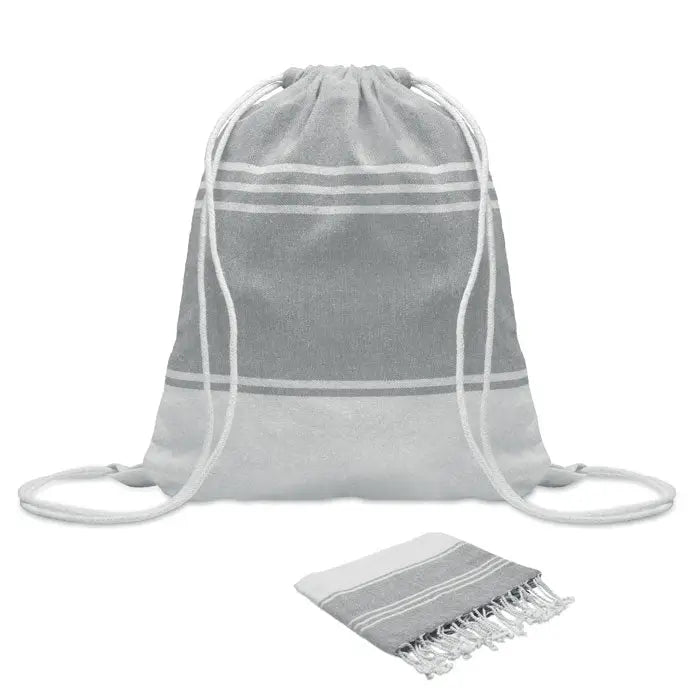 Set de snur pentru prosoape hamam cu rucsac alb gri in dungi si prosop asortat cu franjuri