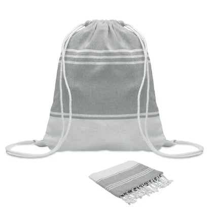 Set de snur pentru prosoape hamam cu rucsac alb gri in dungi si prosop asortat cu franjuri