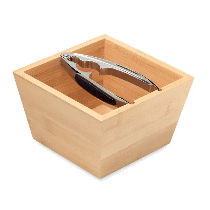 Set de spart nuci cu un ciocan elegant din oțel inoxidabil și mânere negre cauciucate într-o cutie de bambus deschis la culoare