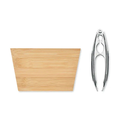 Set de spart nuci cu tocător din bambus maro deschis, design minimalist și textură subtilă de lemn