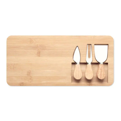 Set de tabla bamboo cheese din bambus culoare deschisa cu trei ustensile in slot incorporat