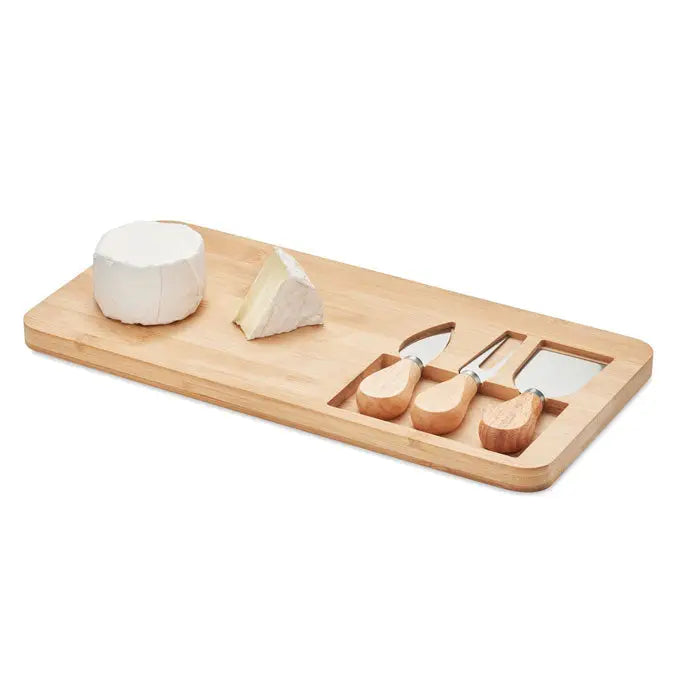 Set de tabla bamboo cheese din lemn deschis cu trei ustensile cu maner din lemn si doua tipuri de branzeturi moi albe