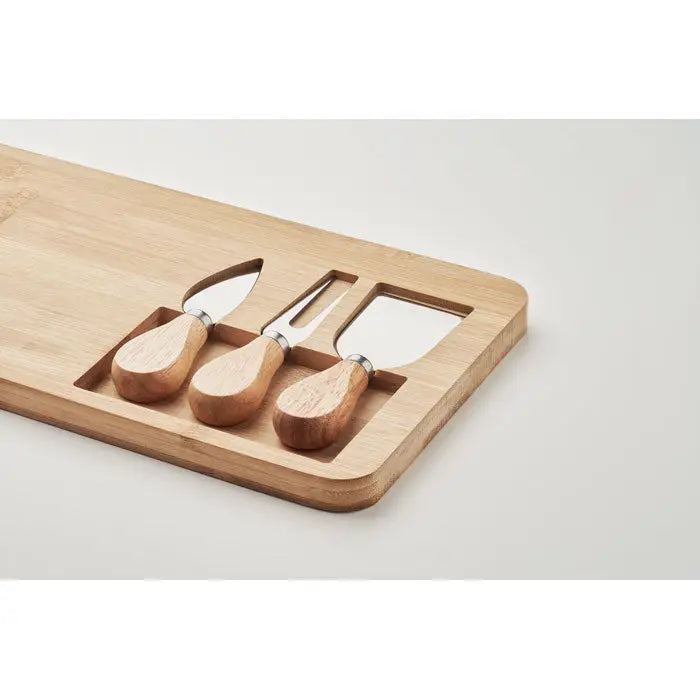 Set de tabla bamboo cheese din lemn deschis cu trei cutite cu maner din lemn si lame din otel inoxidabil pentru branzeturi