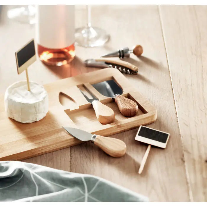Set de tabla bamboo cheese din lemn cu sloturi integrate pentru trei ustensile si branza alba mica