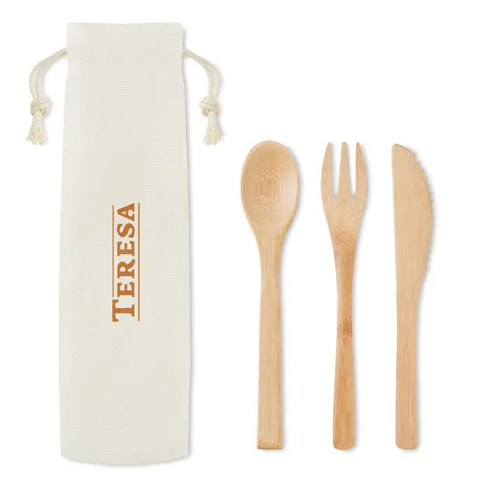 Set de tacamuri din bambus maro deschis cu lingura furculita si cutit textură naturala lemn