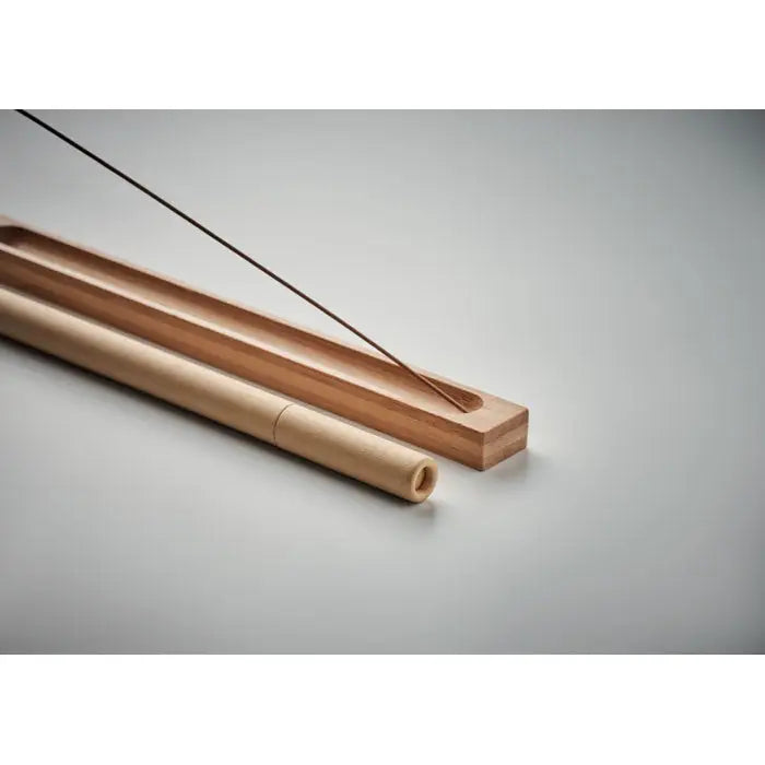 Set de tamaie din bambus cu suport din lemn deschis la culoare si tub cilindric cu design minimalist si textura naturala