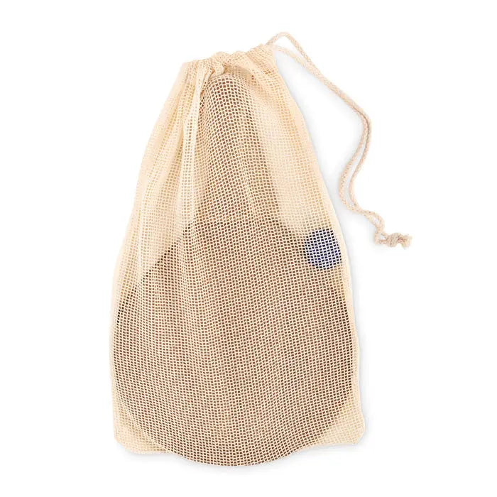 Set de tenis de plaja sac din plasă bej cu snur conținând obiect întunecat cu secțiune albastră modelată
