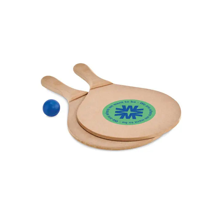 Set de tenis de plaja cu doua palete din lemn deschis si o minge albastra pentru joc pe plaja