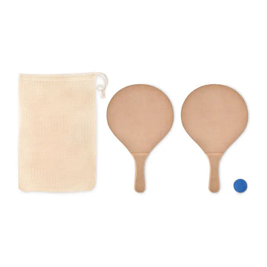 Set de tenis de plaja bej cu doua palete din lemn si o minge albastra pentru paddle tennis