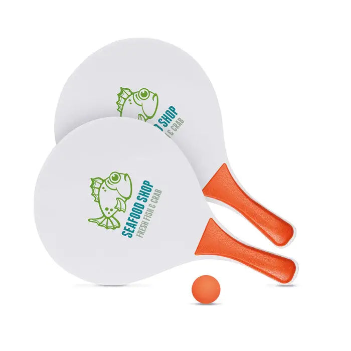 Set de tenis de plaja alb si portocaliu cu logo peste verde pentru joc pe plaja sau teren exterior