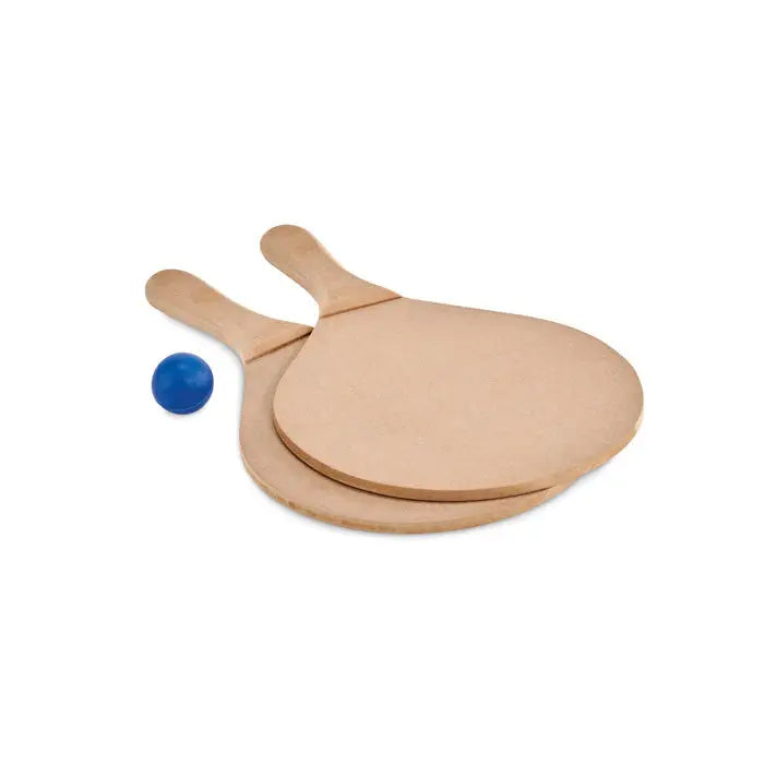 Set de tenis de plaja cu doua palete din lemn maro deschis si mingea albastra pentru sporturi cu paleta