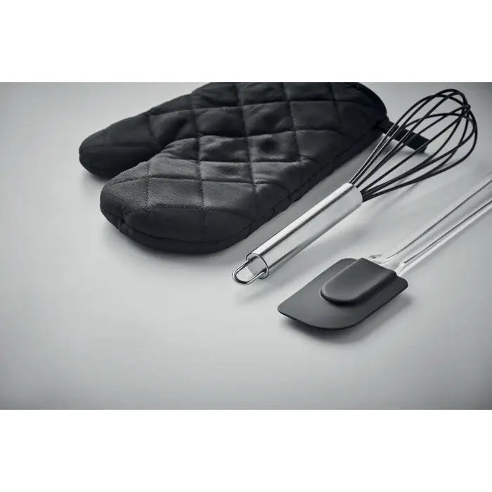 Set de ustensile de copt cu manusa neagra matlasata din material termoizolant si spatula neagra din silicon cu maner argintiu