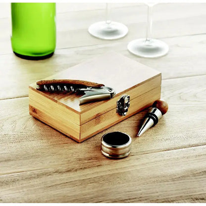 Set de vin din lemn deschis cu componente metalice si din lemn intr-o cutie de bambus eleganta