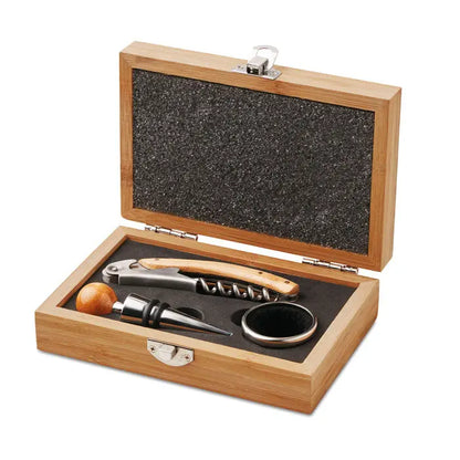 Set de vin in cutie de bambus cu accesorii din bambus include tirbuson cu maner lemn, dop metalic cu buton portocaliu si deschizator rotund metalic