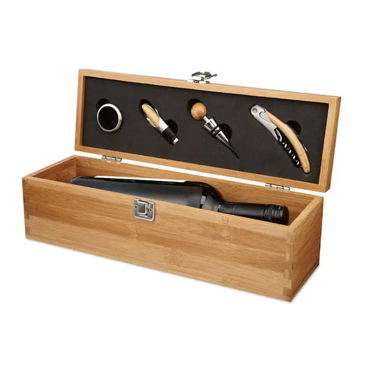 Set de vin in cutie de bambus maro deschis cu interior negru continand sticla de vin rosu si patru accesorii pentru vin