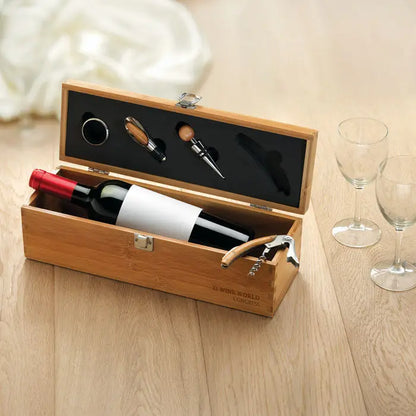 Set de vin în cutie de bambus maro deschis cu sticla de vin capac rosu și accesorii asortate din bambus