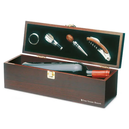 Set de vin în cutie de vin din lemn închis la culoare cu încuietoare aurie și accesorii pentru vin roșu