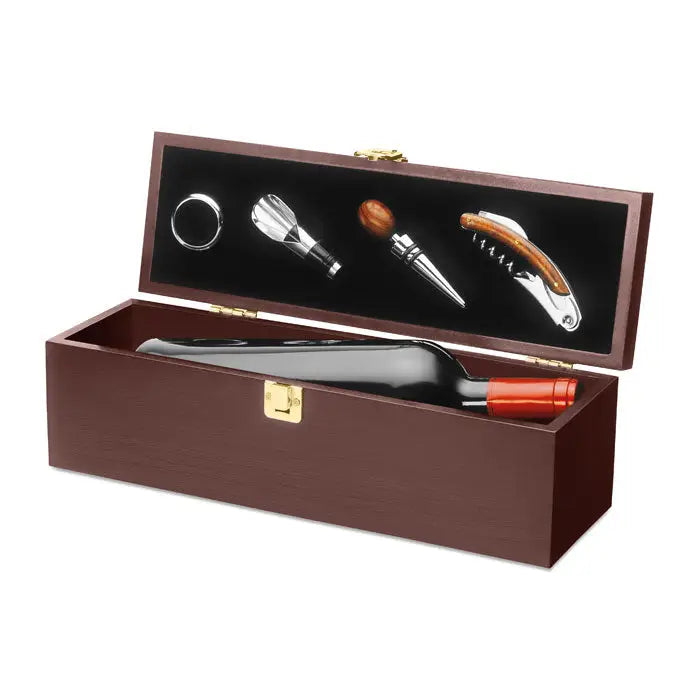 Set de vin in cutie de vin maro din lemn cu accesorii argintii si sticla de vin rosu