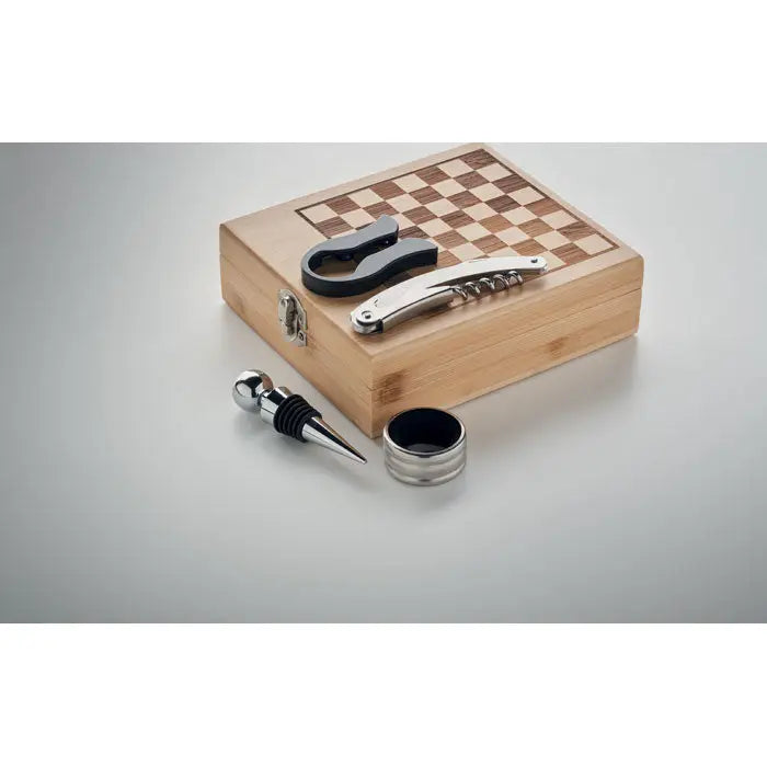 Set de vin pentru tabla de sah din lemn cu capac de tabla de sah si accesorii argintii pentru vin interior