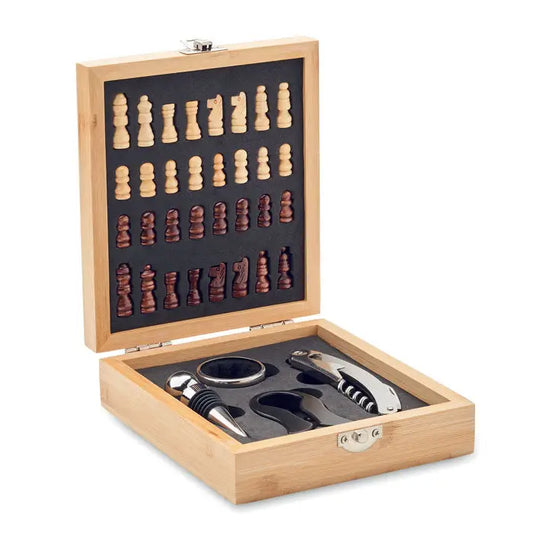 Set de vin pentru tabla de sah din lemn cu piese de sah si accesorii pentru vin intr-o cutie eleganta