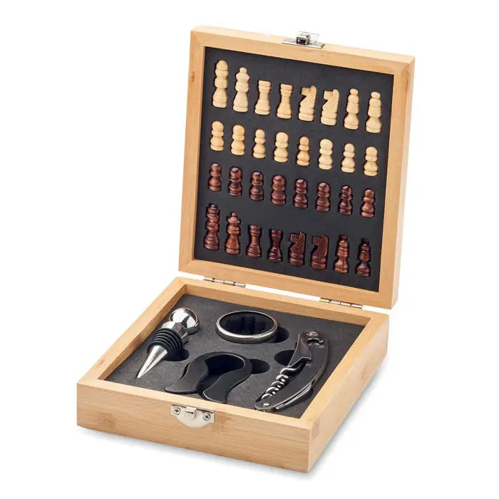 Set de vin pentru tabla de sah cu piese de sah din lemn deschis si inchis intr-o cutie din bambus cu accesorii de vin