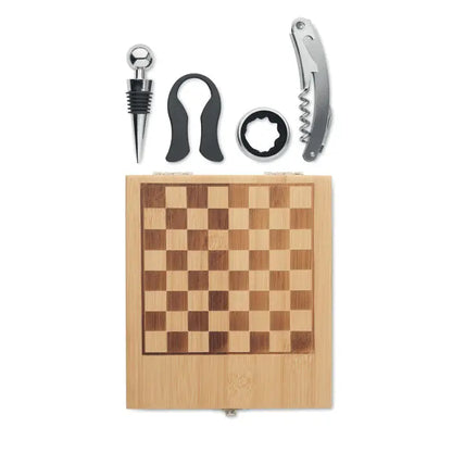 Set de vin pentru tabla de sah cu tabla de sah din lemn in cutie de bambus si accesorii de vin metalice si negre