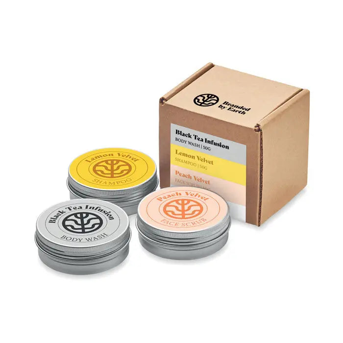 Set de voiaj cadou vegan cu trei recipiente rotunde metalice cu capace colorate pentru șampon, scrub și gel de duș