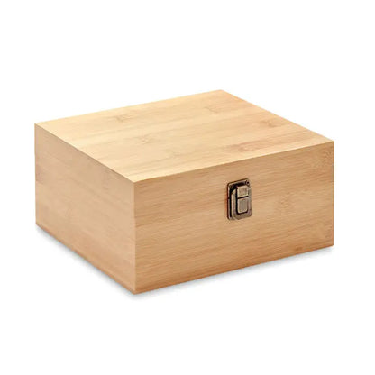 Cutie de bambus de culoare deschisa pentru set de whisky cu inchizatoare metalica mica