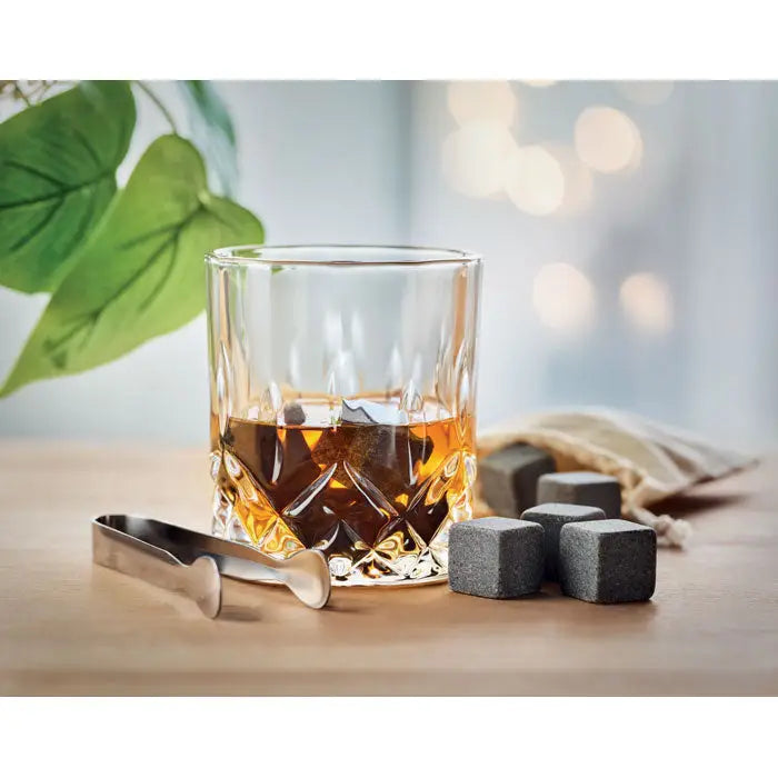 Set de whisky în cutie de bambus cu pahar limpede tăiat umplut cu lichid ambrat și un cub de gheață