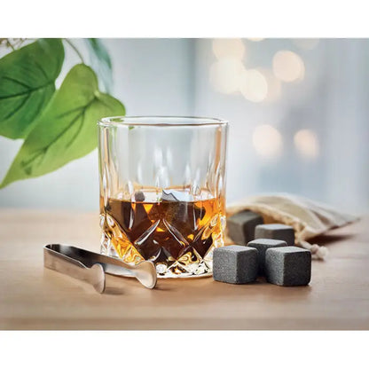Set de whisky în cutie de bambus cu pahar limpede tăiat umplut cu lichid ambrat și un cub de gheață