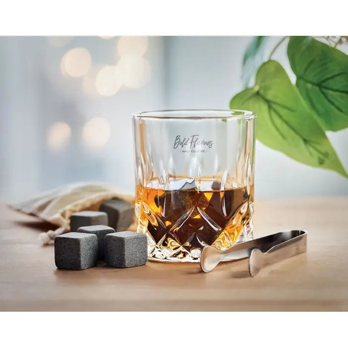 Set de whisky cu pahar de cristal clar etsat bark favourites umplut cu lichid ambrat si cuburi de gheata