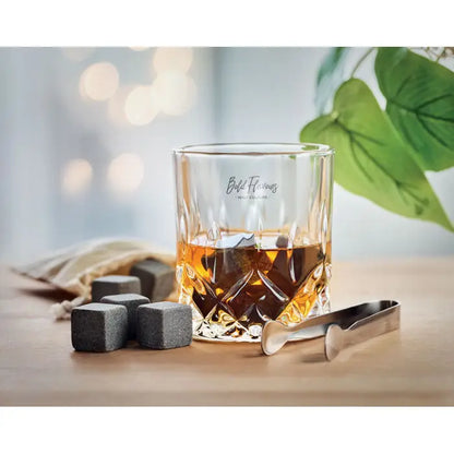 Set de whisky cu pahar de cristal clar etsat bark favourites umplut cu lichid ambrat si cuburi de gheata