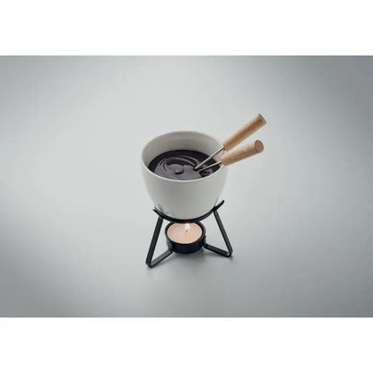 Set fondue ceramica 240 ml alb din ceramica cu linguri cu maner de lemn si suport metalic cu lumanare aprinsa