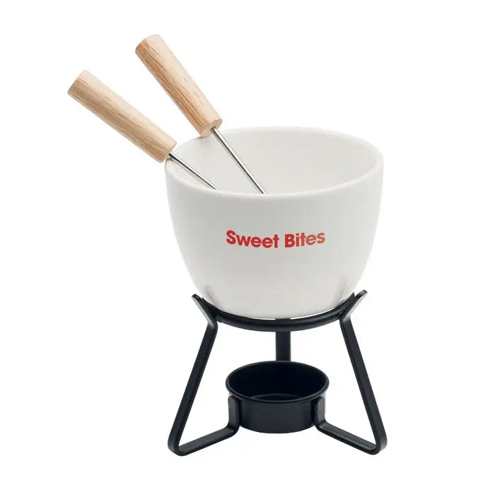 Set fondue ceramica 240 ml cu vas alb din ceramică pe suport metalic negru și furculițe metalice cu mânere lemn