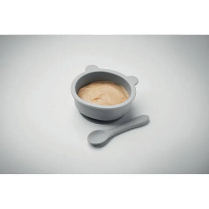 Set lingura din silicon cu bol gri pentru bebelusi cu manere in forma de urechi de urs umplut cu piure maro deschis