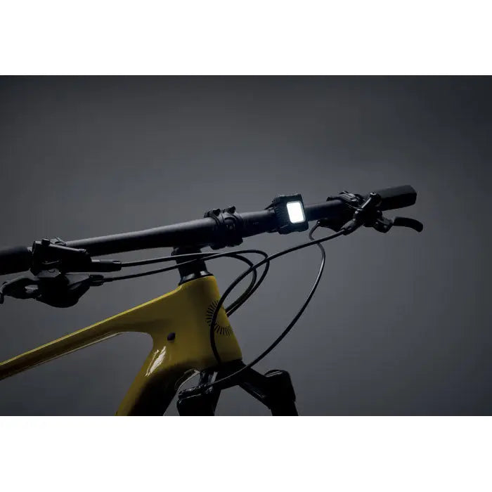 Set lumini reincarcabile pentru bicicleta cu lumina neagra dreptunghiulara montata pe cadru galben