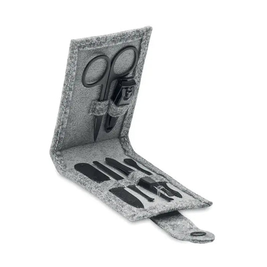 Set manichiura din fetru rpet gri cu unelte metalice negre inclusiv foarfece, cleste unghii si pense cuticule