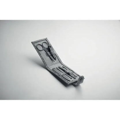 Set manichiura din fetru rpet gri cu 6 piese metalice negre aranjate ordonat in compartimente