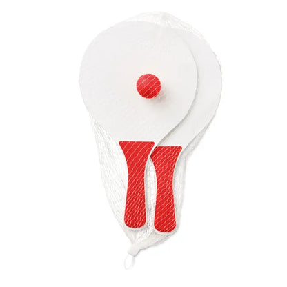 Set mic de tenis de plaja cu palete albe si rosii si minge rosie ambalate in plasa transparenta