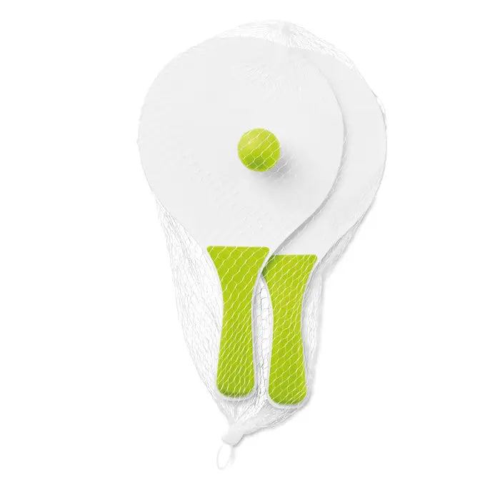 Set mic de tenis de plaja cu doua palete albe pentru paddle cu manere verzi ambalate intr-un sac de plasa transparent