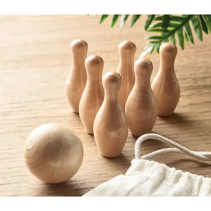 Set mini bowling din lemn de pin cu sase popice si bila natur finisata cu saculet textil pentru depozitare