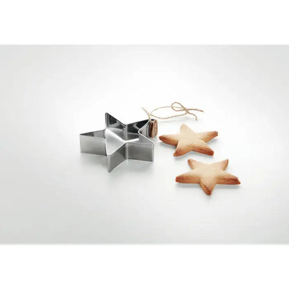 Set ornamental taietor de biscuiti argintiu in forma de stea cu sfoara rustica pentru decorat prajituri