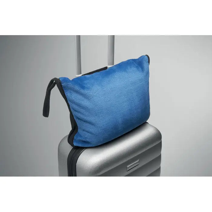Set patura de calatorie 2 in 1 cu perna de calatorie albastra din plus si margine neagra pe geamantan argintiu