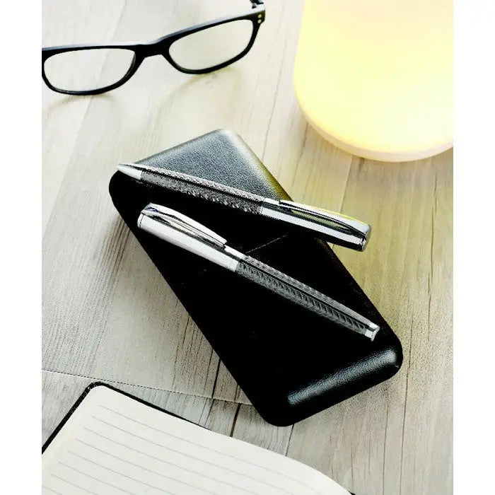 Set pix in cutie stilou argintiu cu grip texturat și design elegant în etui de piele neagră