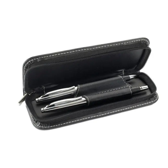 Penar din piele neagra cu cusaturi argintii care tine doua pixuri metalice elegante set pix si rol