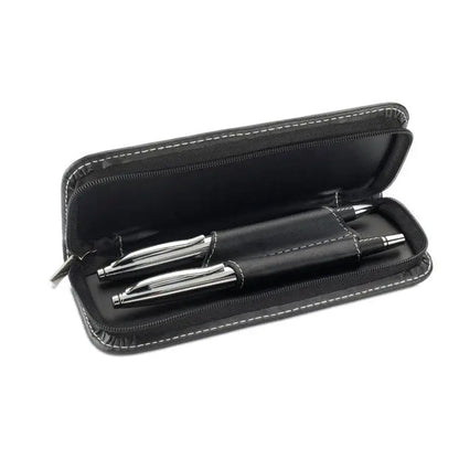 Penar din piele neagra cu cusaturi argintii care tine doua pixuri metalice elegante set pix si rol