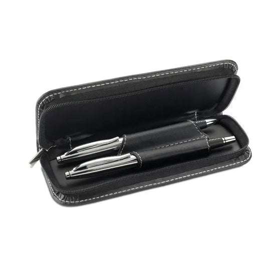 Penar din piele neagra cu cusaturi argintii care tine doua pixuri metalice elegante set pix si rol