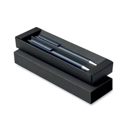 Set de pixuri din aluminiu reciclat albastru inchis cu varf argintiu prezentate intr-o cutie neagra minimalista