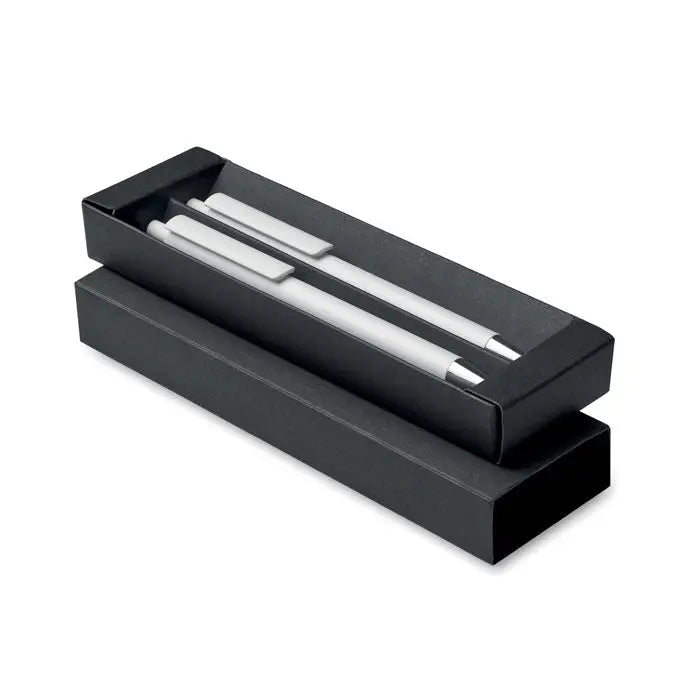 Set pixuri din aluminiu reciclat cu doua pixuri albe elegante cu accente argintii, ambalate in cutie neagra de cadou