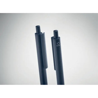 Set pixuri din aluminiu reciclat cu doua pixuri negre retractabile si logo reciclabil subtil pe un corp minimalist
